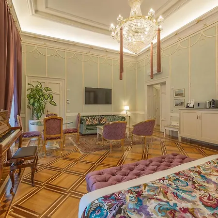 בית הארחה Palazzo Monga Boutique 4*